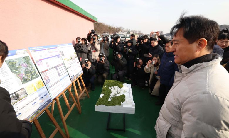 오세훈 서울시장이 19일 서울 관악구 신림7재개발 구역을 찾아 노후 주거환경을 점검하고 있다. 신태현 기자 holjjak@