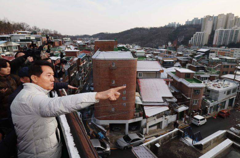 오세훈 서울시장이 19일 서울 관악구 신림7재개발 구역을 찾아 노후 주거환경을 점검하고 있다. 신태현 기자 holjjak@