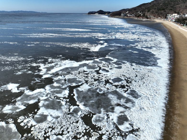 절기상 대한(大寒)이자 서울 아침 최저기온이 영하 13도를 기록하는 등 전국에 한파특보가 내려진 20일 인천 강화군 동막해변이 얼어붙어 있다. 신태현 기자 holjjak@
