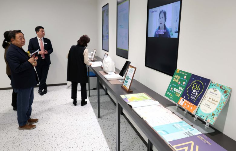 20일 서울 강남구 KB라이프타워에서 열린 KB금융그룹 ‘KB골든라이프 플래그십 센터’ 개소식에서 참석자들이 시니어를 위한 최신 기술 체험·연구 공간인 ‘에이지테크랩(Age Tech Lab)’을 둘러보고 있다. ‘KB골든라이프 플래그십 센터’는 보험·요양·은행 서비스를 결합한 보험-은행 복합점포로 고객의 생애 주기 전반을 아우르는 그룹 통합 시니어 서비스를 제공한다. 신태현 기자 holjjak@