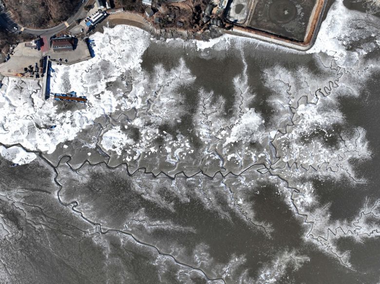 절기상 대한(大寒)이자 서울 아침 최저기온이 영하 13도를 기록하는 등 전국에 한파특보가 내려진 20일 인천 강화군 분오리항 앞바다가 얼어붙어 있다. 신태현 기자 holjjak@