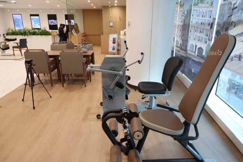 20일 서울 강남구 KB라이프타워에서 열린 KB금융그룹 ‘KB골든라이프 플래그십 센터’ 개소식에서 참석자들이 시니어를 위한 최신 기술 체험·연구 공간인 ‘에이지테크랩(Age Tech Lab)’을 둘러보고 있다. ‘KB골든라이프 플래그십 센터’는 보험·요양·은행 서비스를 결합한 보험-은행 복합점포로 고객의 생애 주기 전반을 아우르는 그룹 통합 시니어 서비스를 제공한다. 신태현 기자 holjjak@