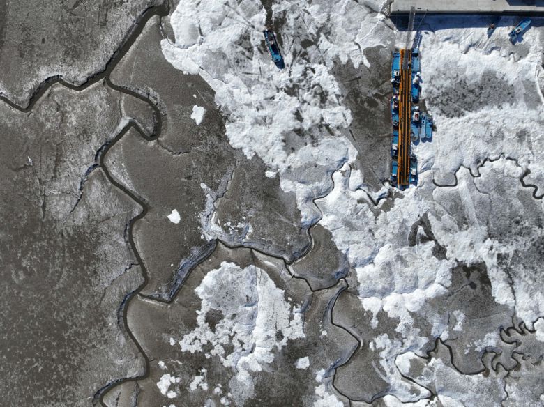 절기상 대한(大寒)이자 서울 아침 최저기온이 영하 13도를 기록하는 등 전국에 한파특보가 내려진 20일 인천 강화군 분오리항 앞바다가 얼어붙어 있다. 신태현 기자 holjjak@