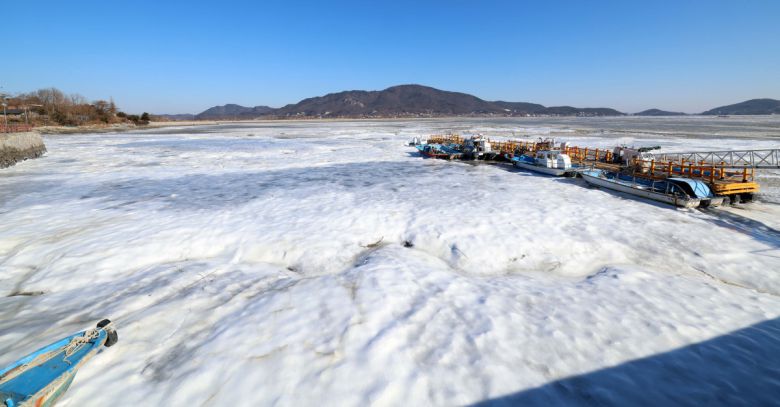 절기상 대한(大寒)이자 서울 아침 최저기온이 영하 13도를 기록하는 등 전국에 한파특보가 내려진 20일 인천 강화군 분오리항 앞바다가 얼어붙어 있다. 신태현 기자 holjjak@