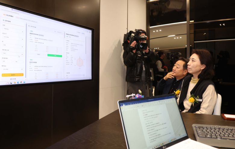 20일 서울 강남구 KB라이프타워에서 열린 KB금융그룹 ‘KB골든라이프 플래그십 센터’ 개소식에서 VIP 고객들이 상담을 받고 있다. ‘KB골든라이프 플래그십 센터’는 보험·요양·은행 서비스를 결합한 보험-은행 복합점포로 고객의 생애 주기 전반을 아우르는 그룹 통합 시니어 서비스를 제공한다. 신태현 기자 holjjak@