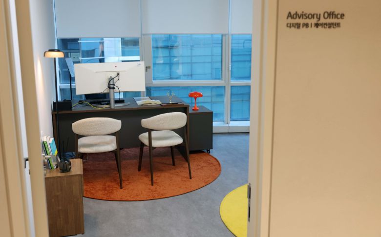 20일 서울 강남구 KB라이프타워에서 KB금융그룹 ‘KB골든라이프 플래그십 센터’ 개소식이 열렸다. 사진은 센터 상담실 모습.  ‘KB골든라이프 플래그십 센터’는 보험·요양·은행 서비스를 결합한 보험-은행 복합점포로 고객의 생애 주기 전반을 아우르는 그룹 통합 시니어 서비스를 제공한다. 신태현 기자 holjjak@
