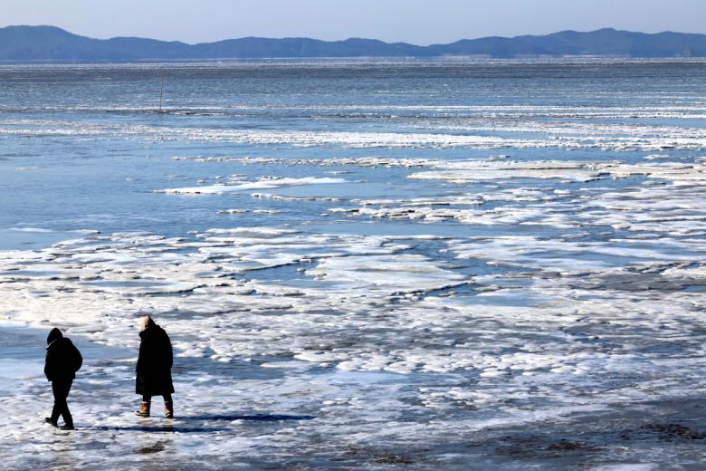 절기상 대한(大寒)이자 서울 아침 최저기온이 영하 13도를 기록하는 등 전국에 한파특보가 내려진 20일 인천 강화군 동막해변이 얼어붙어 있다. 신태현 기자 holjjak@