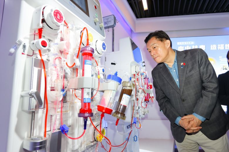 이재준 수원특례시장이 19일 고신기술산업개발구 내 바이오·의료 기업 젠판 바이오테크놀로지를 방문해 시설을 시찰하고 있다.