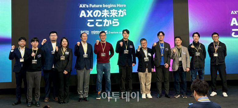 20일 일본 ‘도쿄이노베이션베이스(TiB)’에서 열린 ‘한일 AI 스타트업 밋업데이’ 참석자들이 단체사진을 촬영하고 있다.