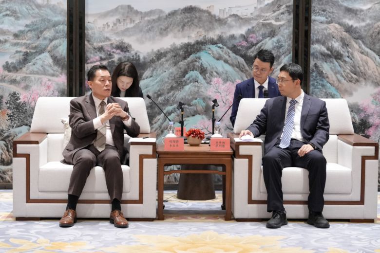 이재준 수원특례시장(왼쪽)과 우저통 주하이시장이 19일 주하이시 왕하이루호텔에서 만나 교류·협력 방안을 논의하고 있다.