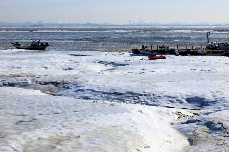 절기상 대한(大寒)이자 서울 아침 최저기온이 영하 13도를 기록하는 등 전국에 한파특보가 내려진 20일 인천 강화군 분오리항 앞바다가 얼어붙어 있다. 신태현 기자 holjjak@