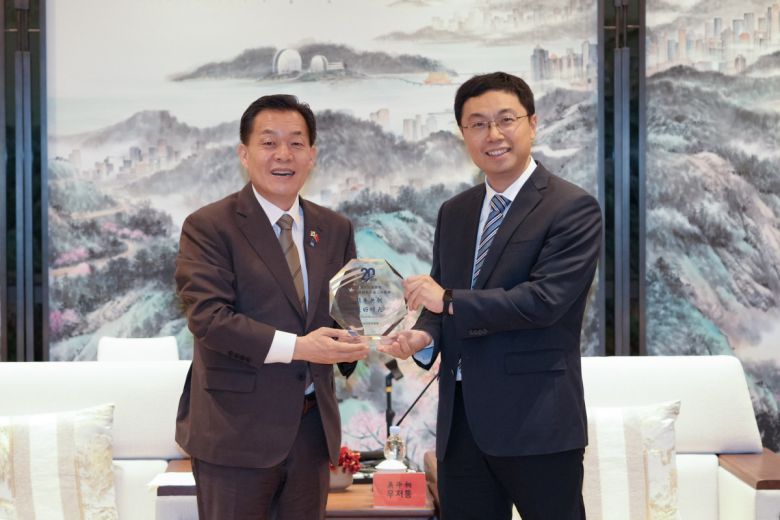 이재준 수원특례시장(왼쪽)이 우호결연 20주년 기념 감사패를 받은 뒤 우저통 주하이시장과 기념촬영을 하고 있다.