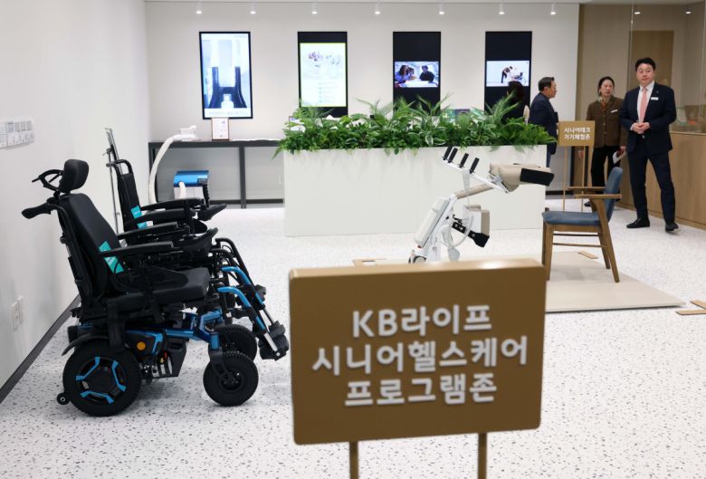 20일 서울 강남구 KB라이프타워에서 열린 KB금융그룹 ‘KB골든라이프 플래그십 센터’ 개소식에서 참석자들이 시니어를 위한 최신 기술 체험·연구 공간인 ‘에이지테크랩(Age Tech Lab)’을 둘러보고 있다. ‘KB골든라이프 플래그십 센터’는 보험·요양·은행 서비스를 결합한 보험-은행 복합점포로 고객의 생애 주기 전반을 아우르는 그룹 통합 시니어 서비스를 제공한다. 신태현 기자 holjjak@