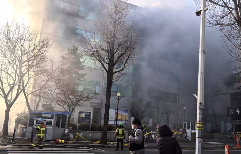 20일 오전 경기도 부천시 중동 한 은행 건물에서 불이 나 연기가 치솟고 있다.