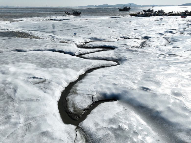 절기상 대한(大寒)이자 서울 아침 최저기온이 영하 13도를 기록하는 등 전국에 한파특보가 내려진 20일 인천 강화군 분오리항 앞바다가 얼어붙어 있다. 신태현 기자 holjjak@