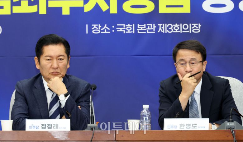 정청래 (왼쪽) 더불어민주당 대표와 한병도 원내대표가 20일 서울 여의도 국회에서 열린 공소청법, 중대범죄수사청법 공청회에서 발표를 경청하고 있다. 고이란 기자 photoeran@