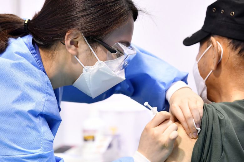 수원시에서 한 어르신이 예방접종을 받고 있다,