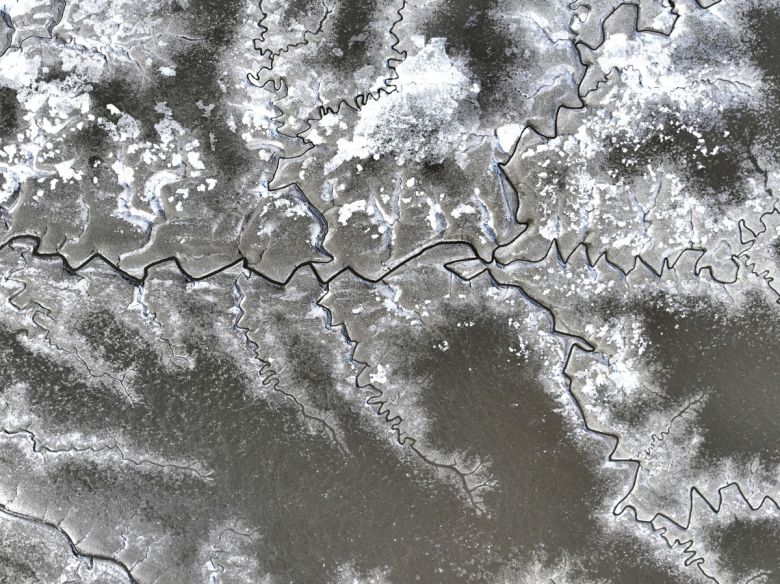 절기상 대한(大寒)이자 서울 아침 최저기온이 영하 13도를 기록하는 등 전국에 한파특보가 내려진 20일 인천 강화군 분오리항 앞바다가 얼어붙어 있다. 신태현 기자 holjjak@