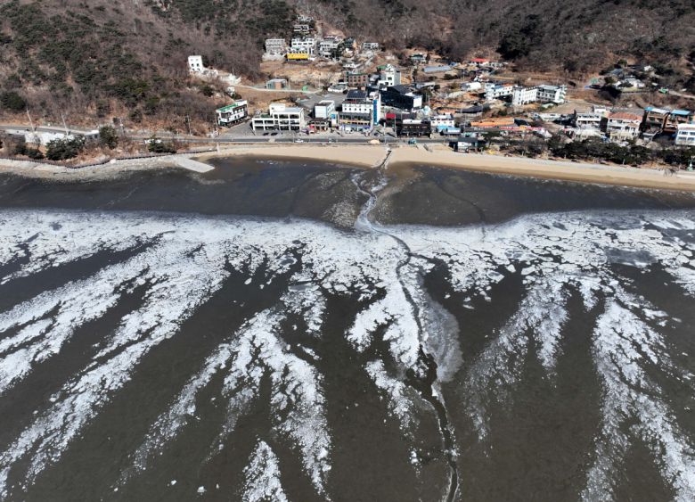 절기상 대한(大寒)이자 서울 아침 최저기온이 영하 13도를 기록하는 등 전국에 한파특보가 내려진 20일 인천 강화군 동막해변이 얼어붙어 있다. 신태현 기자 holjjak@