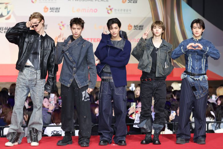 포즈 취하는 코르티스