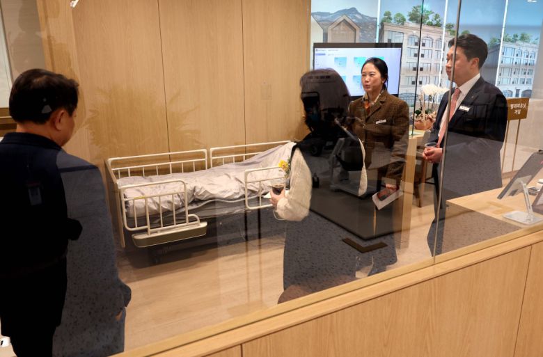 20일 서울 강남구 KB라이프타워에서 열린 KB금융그룹 ‘KB골든라이프 플래그십 센터’ 개소식에서 참석자들이 시니어를 위한 최신 기술 체험·연구 공간인 ‘에이지테크랩(Age Tech Lab)’을 둘러보고 있다. ‘KB골든라이프 플래그십 센터’는 보험·요양·은행 서비스를 결합한 보험-은행 복합점포로 고객의 생애 주기 전반을 아우르는 그룹 통합 시니어 서비스를 제공한다. 신태현 기자 holjjak@