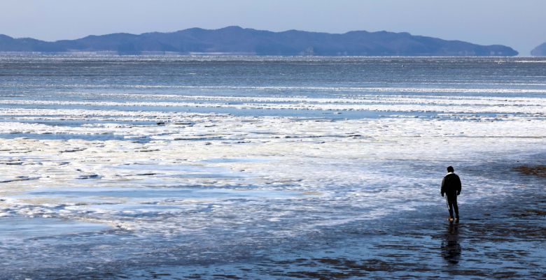 절기상 대한(大寒)이자 서울 아침 최저기온이 영하 13도를 기록하는 등 전국에 한파특보가 내려진 20일 인천 강화군 동막해변이 얼어붙어 있다. 신태현 기자 holjjak@