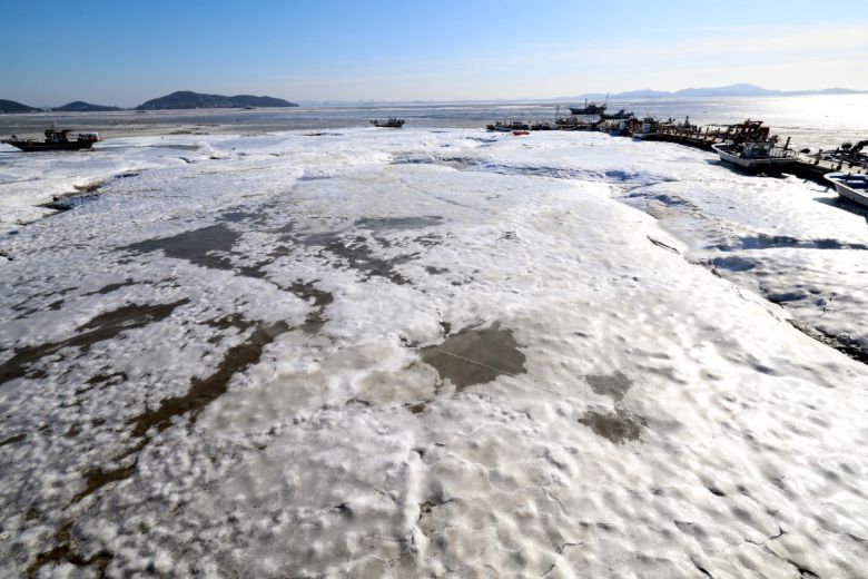 절기상 대한(大寒)이자 서울 아침 최저기온이 영하 13도를 기록하는 등 전국에 한파특보가 내려진 20일 인천 강화군 분오리항 앞바다가 얼어붙어 있다. 신태현 기자 holjjak@