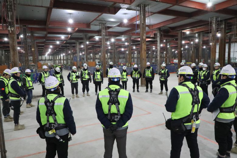 반도건설의 고양장항 M-1블럭 주상복합 신축공사 현장에서  Small TMB(안전점검회의)가 진행 중이다.