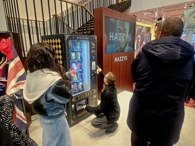 21일 오전 10시 헤지스 ‘2026년 가을·겨울 시즌(26FW) 글로벌 수주회’ 현장에서 해외 바이어들이 콘셉트 티켓을 뽑고 있다.