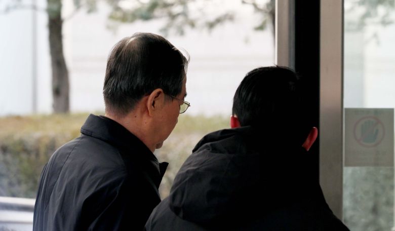 한덕수 전 국무총리가 21일 서울 서초구 서울중앙지방법원에서 열린 내란 우두머리 방조, 내란 중요임무 종사 혐의 사건 1심 선고공판에 출석하고 있다. 신태현 기자 holjjak@