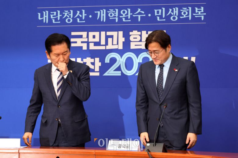 홍익표(오른쪽) 청와대 정무수석이 21일 서울 여의도 국회에서 정청래 더불어민주당 대표를 예방하고 있다. 고이란 기자 photoeran@