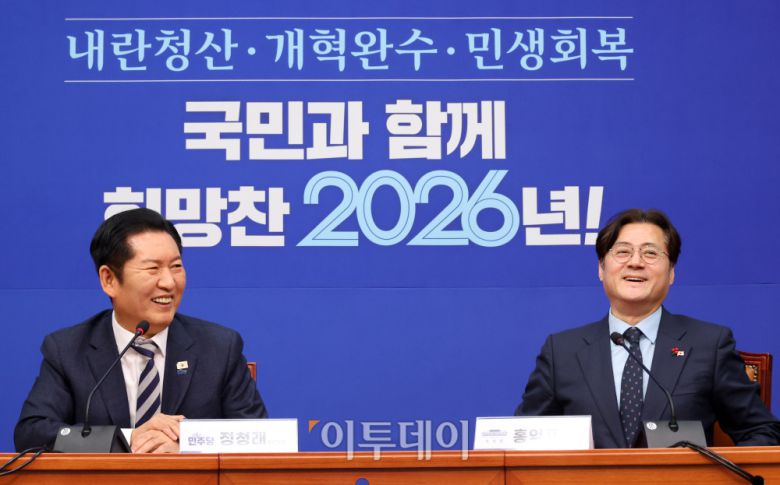 홍익표(오른쪽) 청와대 정무수석이 21일 서울 여의도 국회에서 정청래 더불어민주당 대표를 예방하고 있다. 고이란 기자 photoeran@