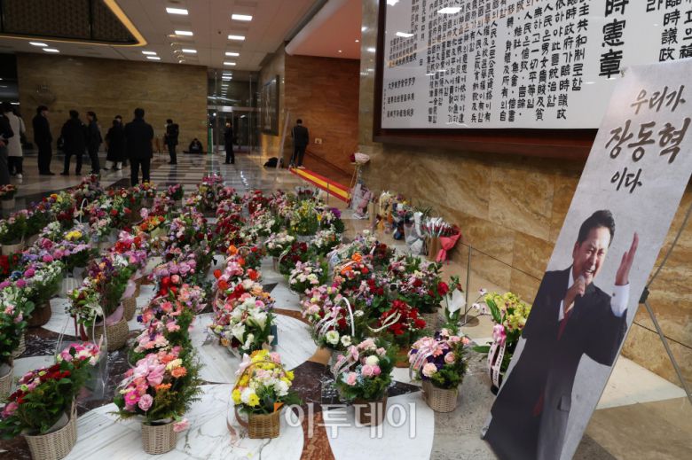 21일 서울 여의도 국회 로텐더홀에 통일교·공천헌금 '쌍특검' 수용을 요구하며 단식 투쟁 중인 장동혁 국민의힘 대표 응원 꽃바구니가 줄지어 놓여있다. 고이란 기자 photoeran@