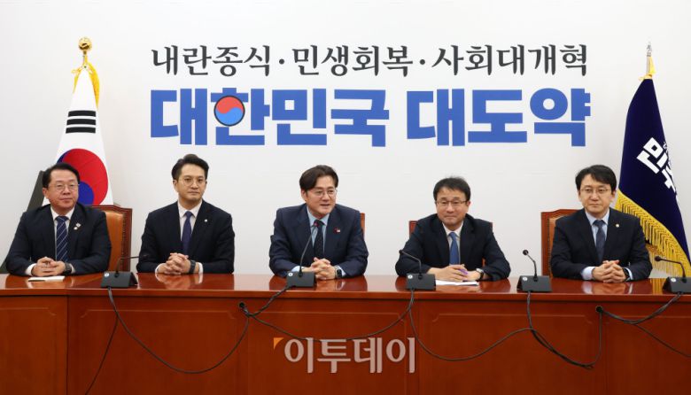 홍익표(가운데) 청와대 정무수석이 21일 서울 여의도 국회에서 한병도(오른쪽 두번째) 더불어민주당 원내대표를 예방하고 있다. 고이란 기자 photoeran@