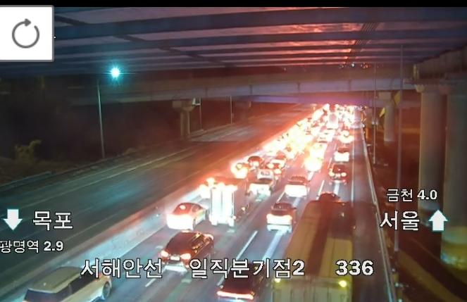 [속보] 서해안고속도로 금천고가교 진입부 차량 화재 사고