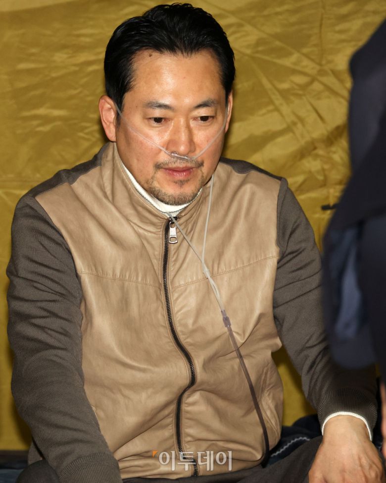 통일교·공천헌금 '쌍특검' 수용을 요구하며 단식 일주일째를 맞은 장동혁 국민의힘 대표가 21일 서울 여의도 국회 로텐더홀 단식 농성장에 앉아있다. 고이란 기자 photoeran@