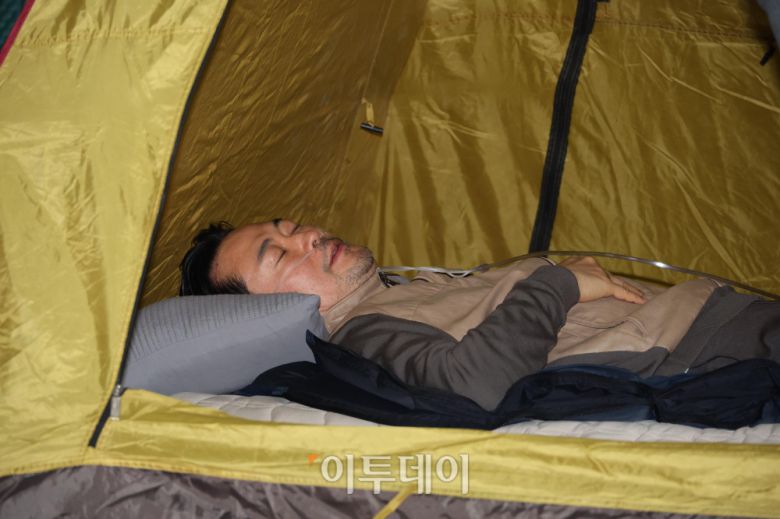 통일교·공천헌금 '쌍특검' 수용을 요구하며 단식 일주일째를 맞은 장동혁 국민의힘 대표가 21일 서울 여의도 국회 로텐더홀 단식 농성장에 누워있다. 고이란 기자 photoeran@