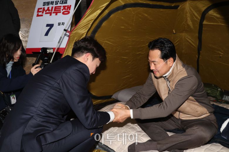 이준석(왼쪽) 개혁신당 대표가 21일 서울 여의도 국회 로텐더홀에서 단식투쟁 일주일째를 맞은 장동혁 국민의힘 대표의 농성장을 찾아 대화를 하고 있다. 고이란 기자 photoeran@