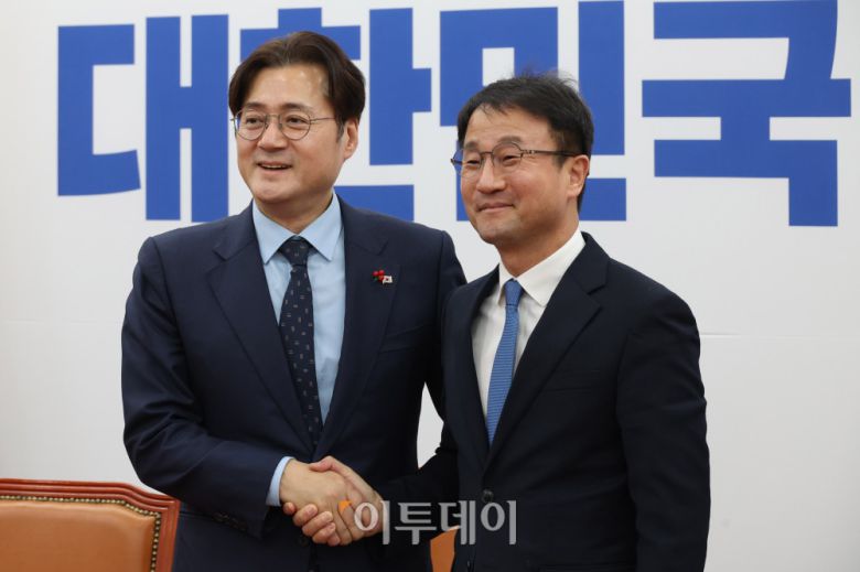 홍익표(왼쪽) 청와대 정무수석이 21일 서울 여의도 국회에서 한병도 더불어민주당 원내대표를 예방하고 있다. 고이란 기자 photoeran@