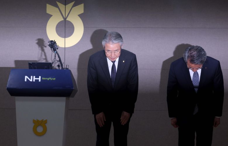 강호동 농협중앙회 회장이 13일 서울 중구 농협중앙회에서 농식품부 특별감사 중간 결과 발표와 관련해 대국민사과를 하고 있다. 강 회장은 사과문에서 "국민과 농업인 여러분의 기대에 부응하지 못하고 심려를 끼쳐드린 점에 대해 책임을 통감하며 진심으로 사과드린다"며 "이번 사안을 단순한 위기 수습이 아닌 농협의 존재 이유와 역할을 바로 세우는 출발점으로 삼겠다"고 밝힌뒤 겸직하던 농민신문사 회장직과 농협재단 이사장직에서 물러날 뜻을 전했다. 신태현 기자 holjjak@