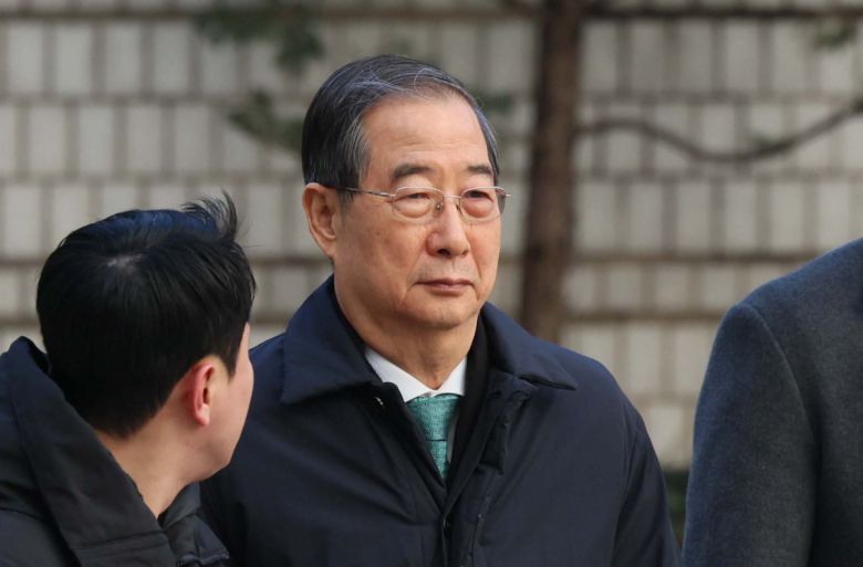 한덕수 전 국무총리가 21일 서울 서초구 서울중앙지방법원에서 열린 내란 우두머리 방조, 내란 중요임무 종사 혐의 사건 1심 선고공판에 출석하고 있다. 신태현 기자 holjjak@