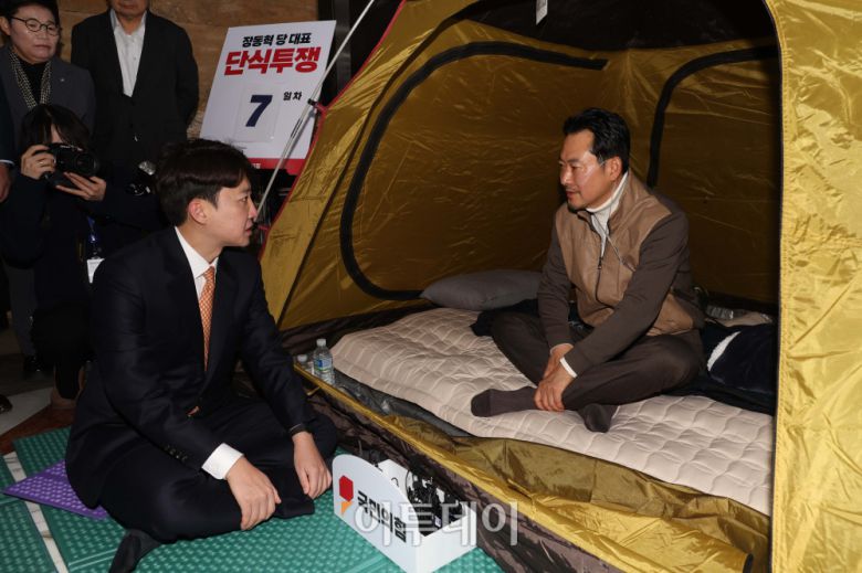 이준석(왼쪽) 개혁신당 대표가 21일 서울 여의도 국회 로텐더홀에서 단식투쟁 일주일째를 맞은 장동혁 국민의힘 대표의 농성장을 찾아 대화를 하고 있다. 고이란 기자 photoeran@