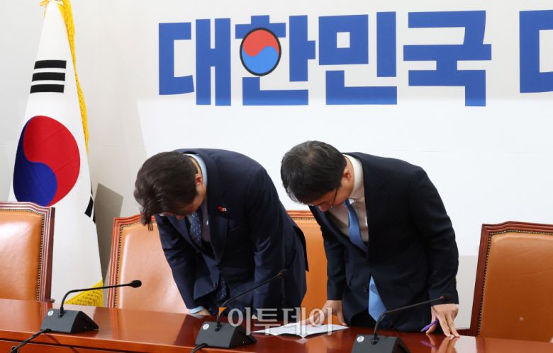 홍익표(왼쪽) 청와대 정무수석이 21일 서울 여의도 국회에서 한병도 더불어민주당 원내대표를 예방하고 있다. 고이란 기자 photoeran@