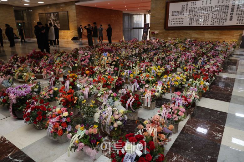 21일 서울 여의도 국회 로텐더홀에 통일교·공천헌금 '쌍특검' 수용을 요구하며 단식 투쟁 중인 장동혁 국민의힘 대표 응원 꽃바구니가 줄지어 놓여있다. 고이란 기자 photoeran@