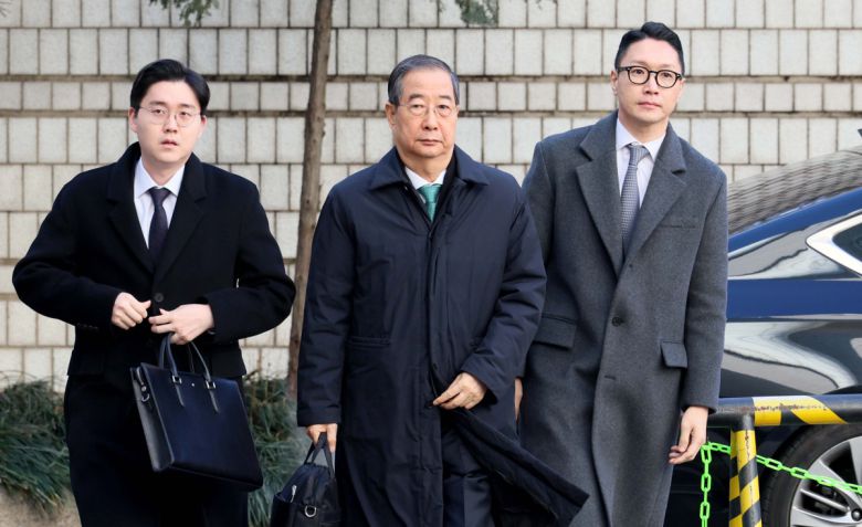 한덕수 전 국무총리가 21일 서울 서초구 서울중앙지방법원에서 열린 내란 우두머리 방조, 내란 중요임무 종사 혐의 사건 1심 선고공판에 출석하고 있다. 신태현 기자 holjjak@