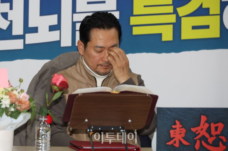 통일교·공천헌금 '쌍특검' 수용을 요구하며 단식 일주일째를 맞은 장동혁 국민의힘 대표가 21일 서울 여의도 국회 로텐더홀 단식 농성장에서 얼굴을 만지고 있다.  고이란 기자 photoeran@