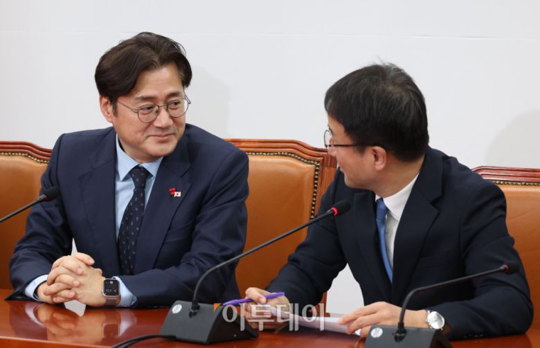 홍익표(왼쪽) 청와대 정무수석이 21일 서울 여의도 국회에서 한병도 더불어민주당 원내대표를 예방하고 있다. 고이란 기자 photoeran@