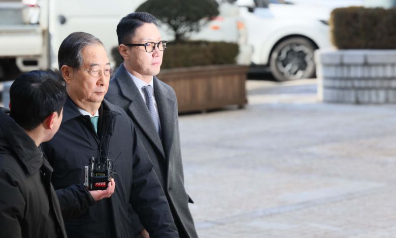 한덕수 전 국무총리가 21일 서울 서초구 서울중앙지방법원에서 열린 내란 우두머리 방조, 내란 중요임무 종사 혐의 사건 1심 선고공판에 출석하고 있다. 신태현 기자 holjjak@