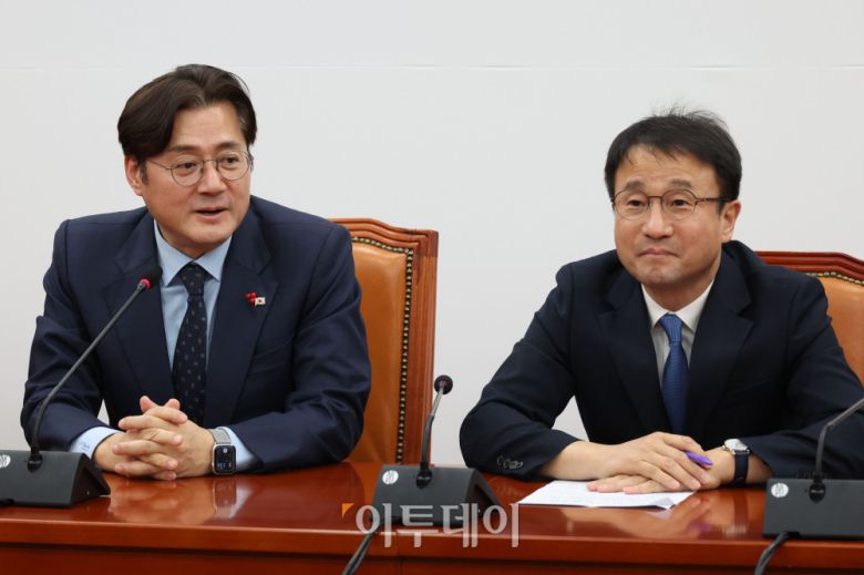 홍익표(왼쪽) 청와대 정무수석이 21일 서울 여의도 국회에서 한병도 더불어민주당 원내대표를 예방하고 있다. 고이란 기자 photoeran@