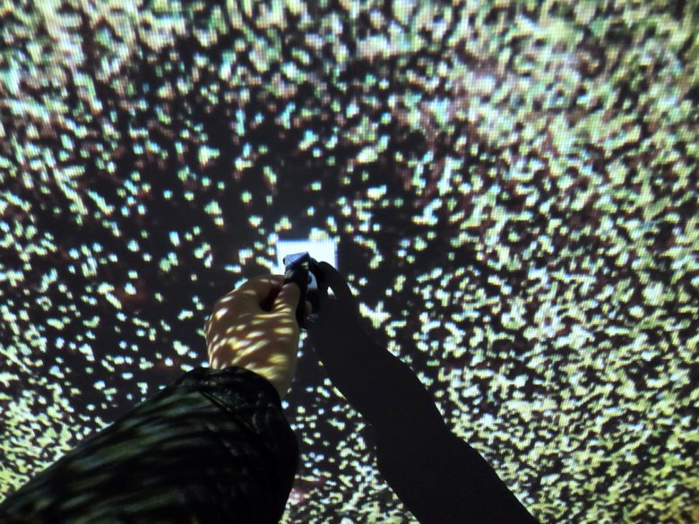 팔찌를 가져다 대면 미디어 아트가 접목된 인터랙티브 전시가 나타난다.